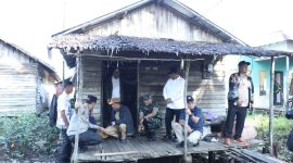 MENINJAU : Gubernur Provinsi Kalteng, H.Agustiar Sabran, meninjau rencana lokasi bedah rumah di Desa Simpang Bunga Tanjung
Kecamatan Kapuas Kuala, Rabu (7/5).(IST)
