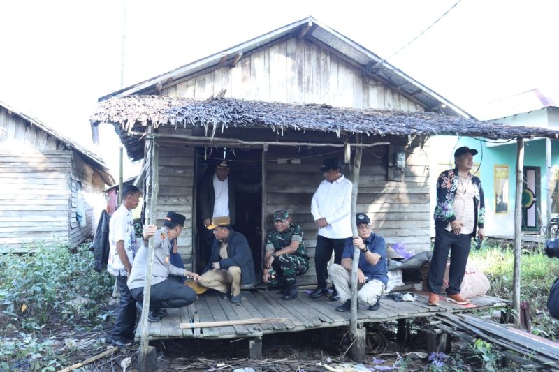 MENINJAU : Gubernur Provinsi Kalteng, H.Agustiar Sabran, meninjau rencana lokasi bedah rumah di Desa Simpang Bunga Tanjung
Kecamatan Kapuas Kuala, Rabu (7/5).(IST)
