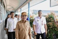 KUNJUNGI : Gubernur Provinsi Kalteng H. Agustiar Sabran didampingi Plt Kadisdik M Reza Prabowo saat mengunjungi SMAN 1 Kuala Kapuas, Rabu (7/5).(IST)