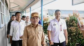 KUNJUNGI : Gubernur Provinsi Kalteng H. Agustiar Sabran didampingi Plt Kadisdik M Reza Prabowo saat mengunjungi SMAN 1 Kuala Kapuas, Rabu (7/5).(IST)