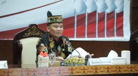 HADIRI : Gubernur Kalteng H. Agustiar Sabran saat menghadiri rapat koordinasi Pengaturan Arus Transportasi yang digelar di Aula Eka Hapakat, Kompleks Kantor Gubernur pada Selasa (20/5).(IST)