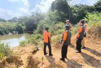 MEMINJAU : Personil BPBD Provinsi Kalteng saat meninjau Rencana Pembangunan Jembatan di Desa Toka, Kecamatan Bulik Timur, Kabupaten Lamandau belum lama ini.(IST)