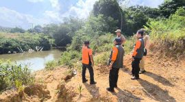 MEMINJAU : Personil BPBD Provinsi Kalteng saat meninjau Rencana Pembangunan Jembatan di Desa Toka, Kecamatan Bulik Timur, Kabupaten Lamandau belum lama ini.(IST)