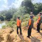 MEMINJAU : Personil BPBD Provinsi Kalteng saat meninjau Rencana Pembangunan Jembatan di Desa Toka, Kecamatan Bulik Timur, Kabupaten Lamandau belum lama ini.(IST)