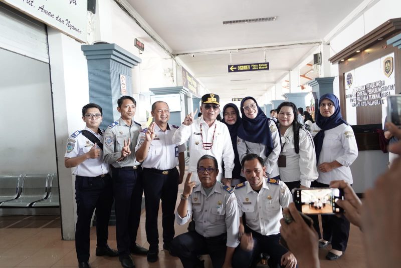 KUNJUNGAN : Gubernur Kalteng H. Agustiar Sabran saat foto bersama usai melakukan kunjungan kerja ke Terminal Bus AKAP W.A Gara, Rabu (28/5).(IST)