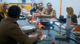 RAPAT : Plt DP3AP2KB Umar Kaderi saat menghadiri rapat terkait penanganan stunting, Selasa (20/5).(IST)