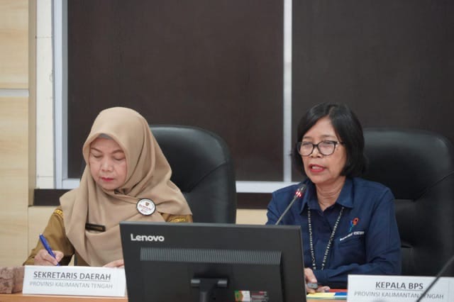 HADIRI : Asisten Ekbang Setda Provinsi Kalteng Sri Widanarni saat menghadiri Konferensi Pers Berita Resmi Statistik BPS Provinsi Kalteng, Senin (5/5).(IST)
