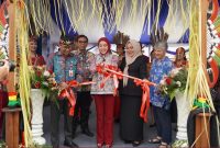 POTONG PITA : Ketua TP PKK Kalteng Aisyah Thisia Agustiar Sabran didampingi 
Plt Sekda Kalteng Leonard S Ampung saat memotong pita tanda di bukanya Pameran Sains Interaktif Penelitian Mutakhir Jerman tentang Alam Semesta, Manusia dan Kecerdasan di Aula UPT Museum Balanga Kalteng, Jumat (9/5).(IST)