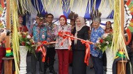 POTONG PITA : Ketua TP PKK Kalteng Aisyah Thisia Agustiar Sabran didampingi 
Plt Sekda Kalteng Leonard S Ampung saat memotong pita tanda di bukanya Pameran Sains Interaktif Penelitian Mutakhir Jerman tentang Alam Semesta, Manusia dan Kecerdasan di Aula UPT Museum Balanga Kalteng, Jumat (9/5).(IST)
