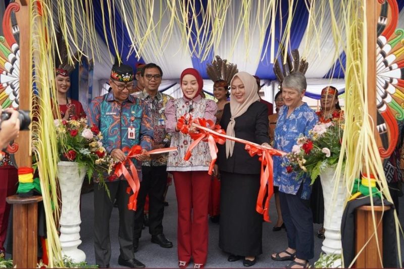 POTONG PITA : Ketua TP PKK Kalteng Aisyah Thisia Agustiar Sabran didampingi 
Plt Sekda Kalteng Leonard S Ampung saat memotong pita tanda di bukanya Pameran Sains Interaktif Penelitian Mutakhir Jerman tentang Alam Semesta, Manusia dan Kecerdasan di Aula UPT Museum Balanga Kalteng, Jumat (9/5).(IST)
