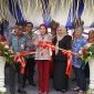 POTONG PITA : Ketua TP PKK Kalteng Aisyah Thisia Agustiar Sabran didampingi 
Plt Sekda Kalteng Leonard S Ampung saat memotong pita tanda di bukanya Pameran Sains Interaktif Penelitian Mutakhir Jerman tentang Alam Semesta, Manusia dan Kecerdasan di Aula UPT Museum Balanga Kalteng, Jumat (9/5).(IST)