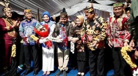 GUNTING PITA : Gubernur Kalteng H. Agustiar Sabran didampingi Ketua TP-PKK Provinsi Kalteng Aisyah Thisia Agustiar Sabran, bersama Wakil Gubernur H. Edy Pratowo serta jajaran Forkopimda, saat mengunting pita yang menandai dibukanya gelaran Kalteng Expo Tahun 2025, Minggu (18/5) malam.(IST)