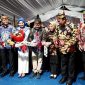 GUNTING PITA : Gubernur Kalteng H. Agustiar Sabran didampingi Ketua TP-PKK Provinsi Kalteng Aisyah Thisia Agustiar Sabran, bersama Wakil Gubernur H. Edy Pratowo serta jajaran Forkopimda, saat mengunting pita yang menandai dibukanya gelaran Kalteng Expo Tahun 2025, Minggu (18/5) malam.(IST)