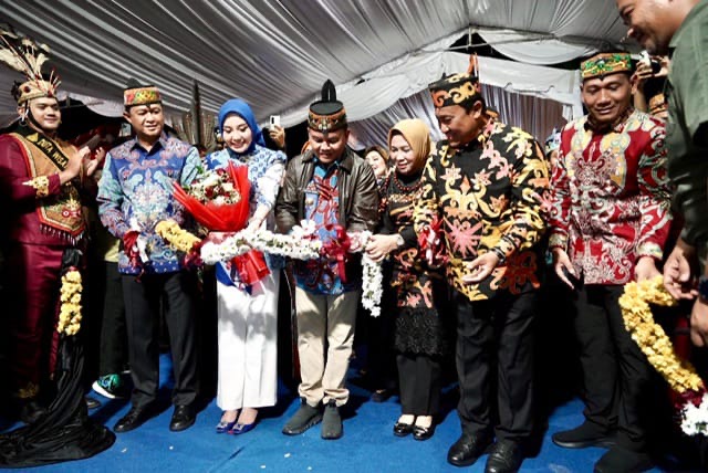 GUNTING PITA : Gubernur Kalteng H. Agustiar Sabran didampingi Ketua TP-PKK Provinsi Kalteng Aisyah Thisia Agustiar Sabran, bersama Wakil Gubernur H. Edy Pratowo serta jajaran Forkopimda, saat mengunting pita yang menandai dibukanya gelaran Kalteng Expo Tahun 2025, Minggu (18/5) malam.(IST)