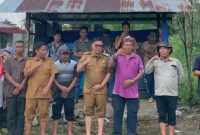 BERTERIMAKASIH : Warga Desa Lupak Dalam di Kecamatan Kapuas Kuala, Kabupaten Kapuas berkumpul mengucapkan terima kasih kepada Gubernur atas bantuan Genset untuk penerang desa, Senin (19/5).(IST)