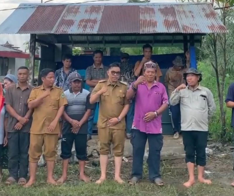 BERTERIMAKASIH : Warga Desa Lupak Dalam di Kecamatan Kapuas Kuala, Kabupaten Kapuas berkumpul mengucapkan terima kasih kepada Gubernur atas bantuan Genset untuk penerang desa, Senin (19/5).(IST)