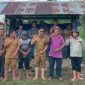 BERTERIMAKASIH : Warga Desa Lupak Dalam di Kecamatan Kapuas Kuala, Kabupaten Kapuas berkumpul mengucapkan terima kasih kepada Gubernur atas bantuan Genset untuk penerang desa, Senin (19/5).(IST)