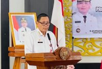 SAMBUTAN : Staf ahli Gubernur Bidang Ekonomi, Keuangan, dan Pembangunan, Yuas Elko saat menyampaikan sambutan saat kegiatan Uji Kompetensi dan Sertifikasi Jabatan Fungsional Satpol PP  yang di gelar di Aula Sei Kapuas BPSDM Kalteng, Rabu (7/5).(IST)