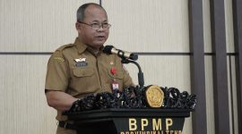 SAMBUTAN : Plh Asisten Pemerintahan dan Kesejahteraan Rakyat Setda Kalteng, Maskur saat menyampaikan sambutan Rapat koordinasi tahapan revitalisasi bahasa daerah yang digelar di Aula Balai Penjaminan Mutu Pendidikan (BPMP) Kalteng, Senin (5/5).(IST)