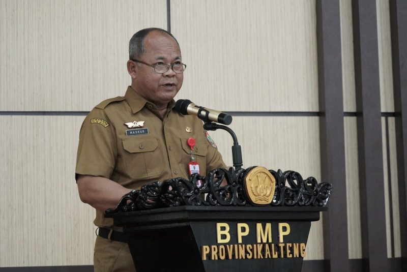 SAMBUTAN : Plh Asisten Pemerintahan dan Kesejahteraan Rakyat Setda Kalteng, Maskur saat menyampaikan sambutan Rapat koordinasi tahapan revitalisasi bahasa daerah yang digelar di Aula Balai Penjaminan Mutu Pendidikan (BPMP) Kalteng, Senin (5/5).(IST)