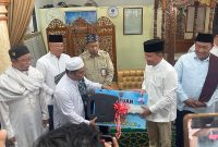 SERAHKAN : Gubernur Provinsi Kalteng H Agustiar Sabran, didampingi Wakil Gubernur H Edy Pratowo, saat menyerahkan secara simbolis mobil jenazah dan mobil ambulan, kepada perwakilan masyarakat, di wilayah komplek Puntun, sekaligus melaksanakan safari Jumat di Mesjid Luthfillah, Jumat (16/5).(IST)