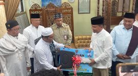 SERAHKAN : Gubernur Provinsi Kalteng H Agustiar Sabran, didampingi Wakil Gubernur H Edy Pratowo, saat menyerahkan secara simbolis mobil jenazah dan mobil ambulan, kepada perwakilan masyarakat, di wilayah komplek Puntun, sekaligus melaksanakan safari Jumat di Mesjid Luthfillah, Jumat (16/5).(IST)