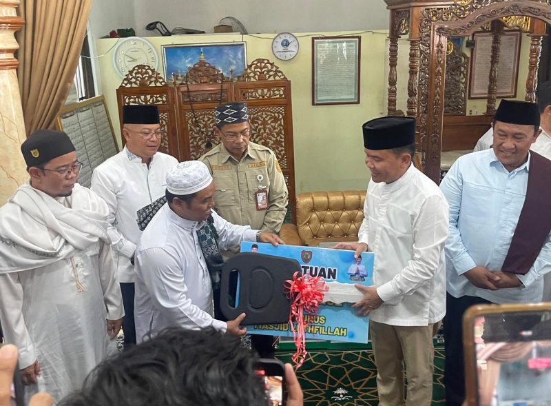 SERAHKAN : Gubernur Provinsi Kalteng H Agustiar Sabran, didampingi Wakil Gubernur H Edy Pratowo, saat menyerahkan secara simbolis mobil jenazah dan mobil ambulan, kepada perwakilan masyarakat, di wilayah komplek Puntun, sekaligus melaksanakan safari Jumat di Mesjid Luthfillah, Jumat (16/5).(IST)