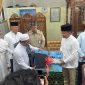 SERAHKAN : Gubernur Provinsi Kalteng H Agustiar Sabran, didampingi Wakil Gubernur H Edy Pratowo, saat menyerahkan secara simbolis mobil jenazah dan mobil ambulan, kepada perwakilan masyarakat, di wilayah komplek Puntun, sekaligus melaksanakan safari Jumat di Mesjid Luthfillah, Jumat (16/5).(IST)