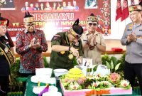 HADIRI : Gubernur Provinsi Kalteng H. Agustiar Sabran saat menghadiri perayaan HUT ke-15 GERDAYAK Indonesia yang digelar di Gedung Juang 45, Palangka Raya, Sabtu (31/5).(IST)