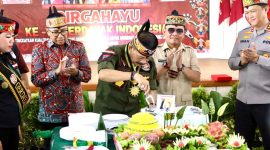 HADIRI : Gubernur Provinsi Kalteng H. Agustiar Sabran saat menghadiri perayaan HUT ke-15 GERDAYAK Indonesia yang digelar di Gedung Juang 45, Palangka Raya, Sabtu (31/5).(IST)