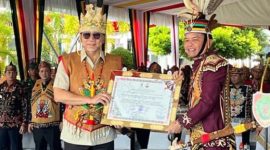 PENGHARGAAN : Menteri Koordinator Bidang Pangan Republik Indonesia, Zulkifli Hasan, mendapat kehormatan besar dari masyarakat Dayak Kalimantan Tengah yang diserahkan oleh Gubernur H.Agustiar Sabran, Kamis (22/5).(IST)
