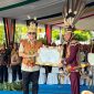 PENGHARGAAN : Menteri Koordinator Bidang Pangan Republik Indonesia, Zulkifli Hasan, mendapat kehormatan besar dari masyarakat Dayak Kalimantan Tengah yang diserahkan oleh Gubernur H.Agustiar Sabran, Kamis (22/5).(IST)