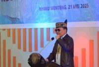 SAMBUTAN : Gubernur Kalteng H. Agustiar Sabran memberikan sambutan saat restocking benih ikan betok di Danau Tahai Kecamatan Bukit Batu, Kota Palangka Raya, Rabu (21/5).(IST)