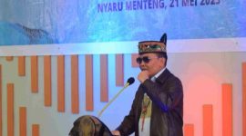 SAMBUTAN : Gubernur Kalteng H. Agustiar Sabran memberikan sambutan saat restocking benih ikan betok di Danau Tahai Kecamatan Bukit Batu, Kota Palangka Raya, Rabu (21/5).(IST)