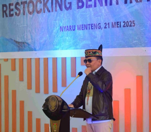 SAMBUTAN : Gubernur Kalteng H. Agustiar Sabran memberikan sambutan saat restocking benih ikan betok di Danau Tahai Kecamatan Bukit Batu, Kota Palangka Raya, Rabu (21/5).(IST)