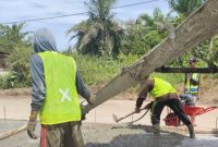 PERBAIKAN JALAN : Sejumlah pekerja saat melakukan pengecoran jalan lingkar selatan, ini terlihat Sabtu (17/5).(IST)