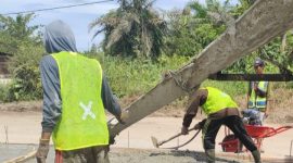 PERBAIKAN JALAN : Sejumlah pekerja saat melakukan pengecoran jalan lingkar selatan, ini terlihat Sabtu (17/5).(IST)