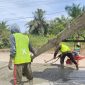 PERBAIKAN JALAN : Sejumlah pekerja saat melakukan pengecoran jalan lingkar selatan, ini terlihat Sabtu (17/5).(IST)