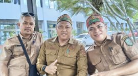 BERBINCANG : Kepala Desa Pamalian, Aan T bersama kades lainnya saat berbincang santai usai menghadiri kegiatan belum lama ini.(IST)