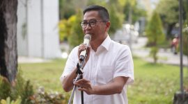 SAMBUTAN : Plt Sekda Kalteng, Leonard S Ampung saat menyampaikan sambutan pada acara Panggung Dispora Kalteng di Rumah Betang, Pintu masuk Kantor Gubernur Kalteng, Sabtu (10/5).(IST)