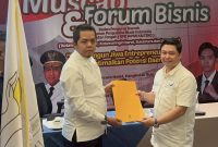 TERIMA : Ketua Umum BPC HIPMI Kotim H. Muhammad Rifki saat menerima SK dari Badan Pengurus Daerah (BPD) HIPMI Kalimantan Tengah dalam seremoni yang digelar di Hotel Mercure Pangkalan Bun, Sabtu (24/5) malam.(IST)