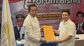 TERIMA : Ketua Umum BPC HIPMI Kotim H. Muhammad Rifki saat menerima SK dari Badan Pengurus Daerah (BPD) HIPMI Kalimantan Tengah dalam seremoni yang digelar di Hotel Mercure Pangkalan Bun, Sabtu (24/5) malam.(IST)