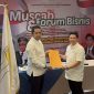 TERIMA : Ketua Umum BPC HIPMI Kotim H. Muhammad Rifki saat menerima SK dari Badan Pengurus Daerah (BPD) HIPMI Kalimantan Tengah dalam seremoni yang digelar di Hotel Mercure Pangkalan Bun, Sabtu (24/5) malam.(IST)