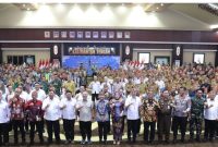 FOTO BERSAMA : Gubernur Kalteng H. Agustiar Sabran bersama Menteri Koordinator Bidang Perekonomian dan Pangan, Zulkifli Hasan saat foto bersama usai rapat koordinasi di Aula Jayang Tingang, Kantor Gubernur, pada Kamis (22/5).(IST)