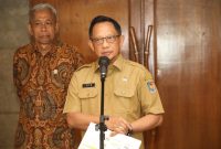 SAMPAIKAN : Menteri Dalam Negeri, Muhammad Tito Karnavian saat menyampaikan hasil rapat koordinasi di Gedung Aneka Bhakti, Kementerian Sosial, Selasa (20/5).(IST)
