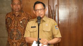 SAMPAIKAN : Menteri Dalam Negeri, Muhammad Tito Karnavian saat menyampaikan hasil rapat koordinasi di Gedung Aneka Bhakti, Kementerian Sosial, Selasa (20/5).(IST)