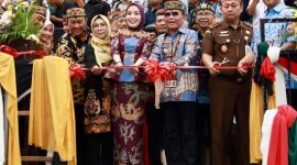 RESMIKAN : Gubernur Kalteng, H. Agustiar Sabran, beserta Wakil Gubernur H.Edy Pratowo
saat memotong pita tanda diresmikannya kapal wisata susur sungai di Dermaga Flamboyan Bawah, Palangka Raya, pada Kamis (22/05).(IST)