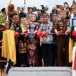 RESMIKAN : Gubernur Kalteng, H. Agustiar Sabran, beserta Wakil Gubernur H.Edy Pratowo
saat memotong pita tanda diresmikannya kapal wisata susur sungai di Dermaga Flamboyan Bawah, Palangka Raya, pada Kamis (22/05).(IST)