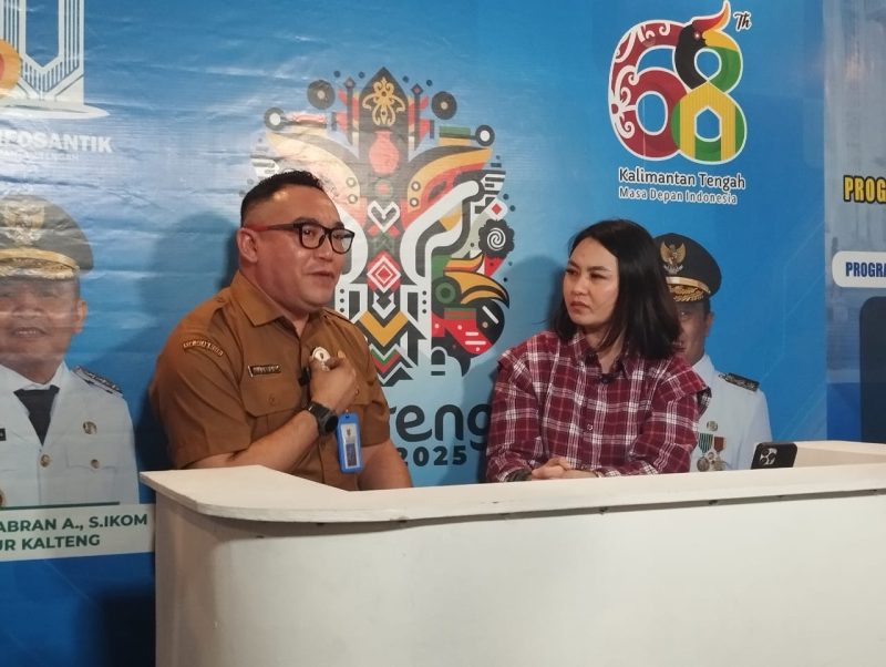 PODCAST : Diskominfosantik Provinsi Kalteng saat mengelar podcast dengan Narasumber Yosias bersama Host Novita Chandra Wijaya di Kalteng Expo 2025, Selasa (20/5).(IST)