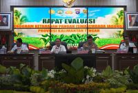 RAPAT : Gubernur Provinsi Kalteng H. Agustiar Sabran, Wakil Gubernur H. Edy Pratowo, Kapolda Irjen Pol. Iwan Kurniawan dan Direktur Pembiayaan Ditjen PSP Kementan RI Tedy Dirhamsyah saat Rapat Evaluasi Program Ketahanan Pangan yang digelar di Aula Arya Dharma Polda Kalteng, Rabu (14/5).(IST)